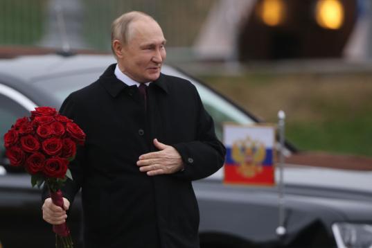 MOSCOW, RUSSIA - NOVEMBER 4: (RUSSIA OUT) Russian President Vladimir Putin carries a bouquet of red roses during the ceremony at Red Square on November 4, 2022, in Moscow, Russia. President Putin laid flowers to the Monument of Minin and Pozhars...