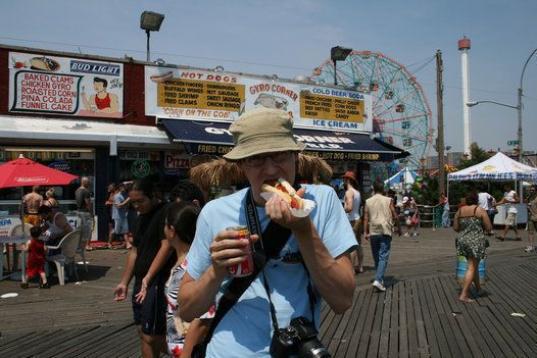 Coney Island es la cuna de Nathan's, uno de los dos lugares a los que se adjudica la invención del perrito caliente. Si pasas por aquí el 4 de julio, podrás ver algo muy americano: el Hot Dog Eating Contest.

FOTO: Jan-Erik Finnberg (Flickr)