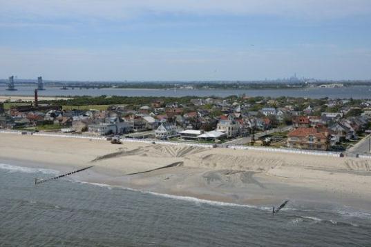 Rockaway Beach, en Queens, tiene casi tres kilómetros de costa y es la playa más extensa de Estados Unidos. Es el lugar ideal para pasar un día de verano. 

FOTO: New York District, U.S. Army Corps of Engineers (Flickr)