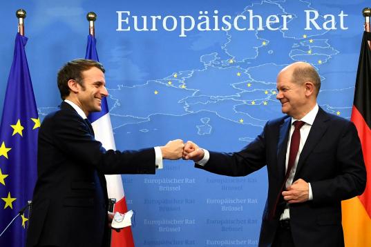 Emmanuel Macron y Olaf Scholz, el pasado 17 de diciembre, en Bruselas. 