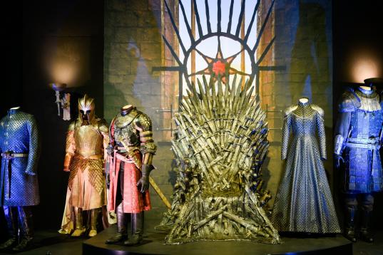 La sala del trono con trajes de Cersei y Jamie Lannister o de 'La Montaña'