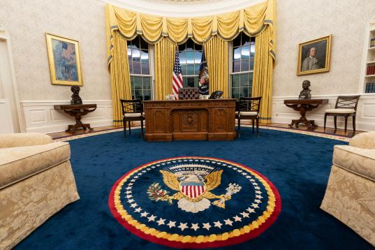 El despacho aún conserva las cortinas doradas de Trump.