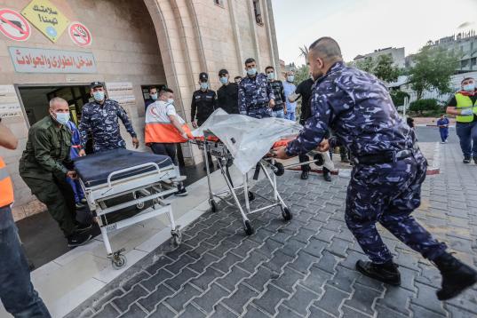 Un palestino herido está siendo llevado al hospital Al-Shifa para recibir tratamiento después de un ataque aéreo israelí en la ciudad de Gaza.