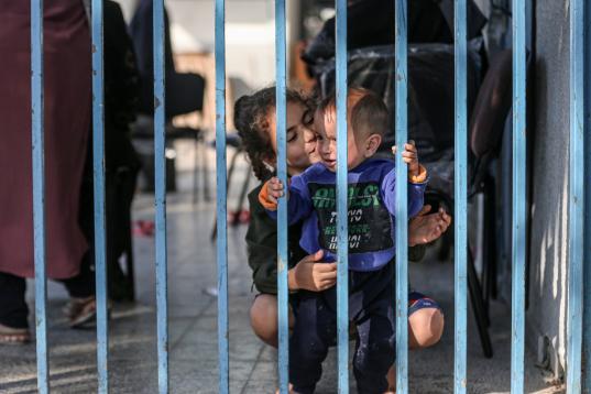 Las familias palestinas, que huyen de sus hogares con sus pertenencias y se refugian en las escuelas de la ONU.
