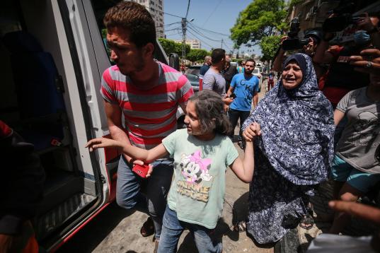 Palestinos evacuan un edificio atacado por aviones de combate israelíes que realizan ataques aéreos en varias partes de la Franja de Gaza, en la ciudad de Gaza, Gaza el 11 de mayo de 2021