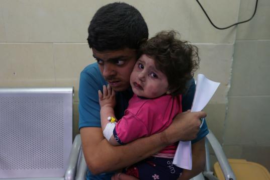 Una niña palestina a punto de recibir tratamiento médico.