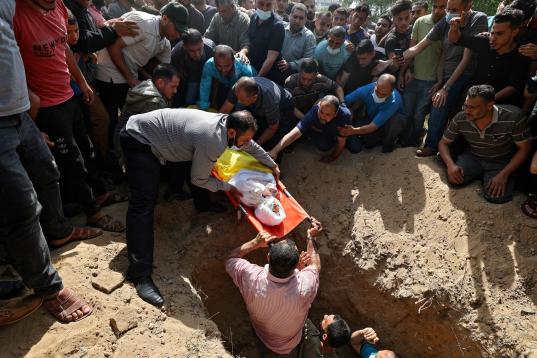 Los palestinos entierran el cuerpo de Hussien Hamad, de 11 años, durante su funeral en Beit Hanoun, en el norte de la Franja de Gaza, el 11 de mayo de 2021.