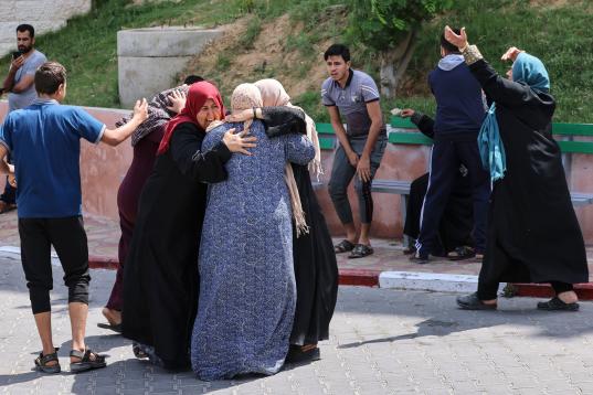 Mujeres palestinas reaccionan por la muerte de familiares fuera de un hospital en Beit Lahia en Gaza