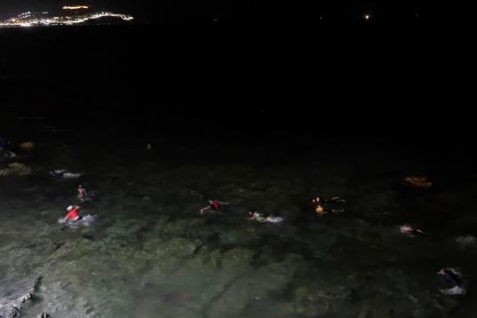 Jóvenes marroquíes cruzan la frontera a nado.