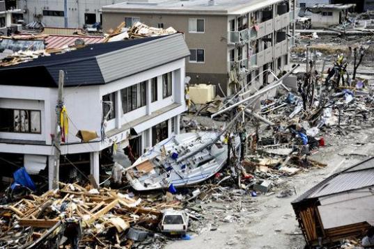 El potente terremoto desplazó 2,4 metros Honshu, la principal isla del archipiélago japonés, según explicó Kenneth Hudnut, de la autoridad geológica de EEUU, en la cadena de noticias CNN.