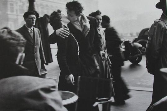 El beso del hôtel de ville es uno de las imágenes más icónicas de Robert Doisneau, que fotografió este momento cerca del Ayuntamiento de París en 1950.

La foto es un posado, aunque Doinseau solía preferir captar imágenes espontáneas.