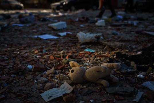 Uno de tantos peluches abandonados en la huida masiva de población de Kiev y otras ciudades