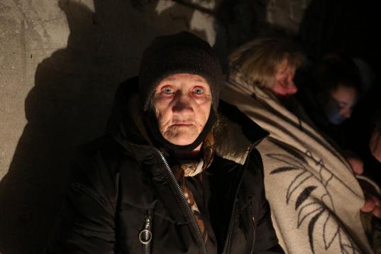 La mirada fija de una persona de avanzada edad en un refugio de la ciudad de Sievierodonetsk, en la región de Lugansk