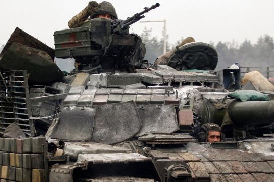 Un militar ucraniano saluda subido a un tanque
