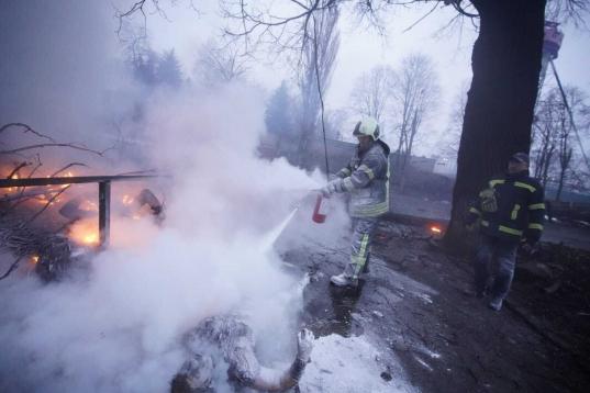 Los servicios de emergencia tratan de apagar el fuego tras el bombardeo ruso a la torre de televisión en Kiev