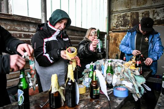 Vecinos de Zaporiyia preparan una reserva de cócteles molotov para combatir a los rusos