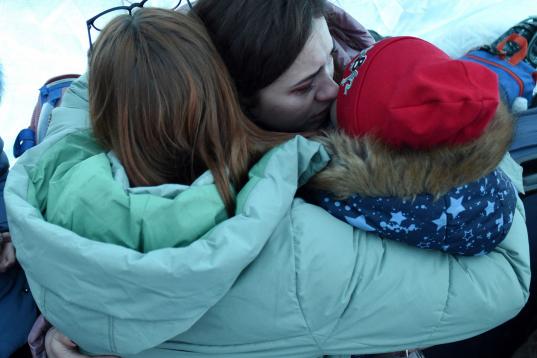 Una familia se abraza dentro de una tienda de campaña en Leópolis (Lviv)