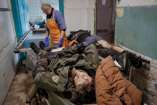 Soldados ucranianos, en una morgue de Brovary