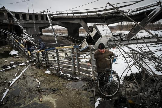Un hombre cruza un río en Kiev tras el derrumbe del puente