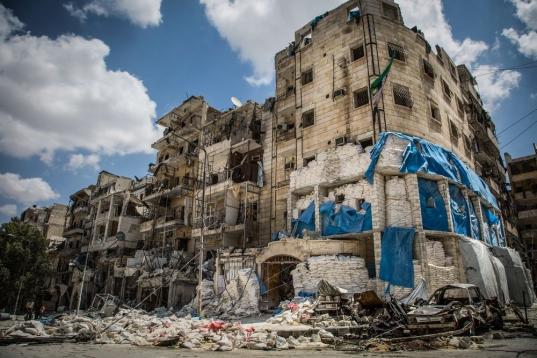 Un hospital en el asediado este de Alepo es protegido con sacos de arena después de que fuera alcanzado por ataques aéreos en abril donde murió un médico y resultaron heridos varios enfermeros. Otros dos hospitales del este de Alepo fueron a...