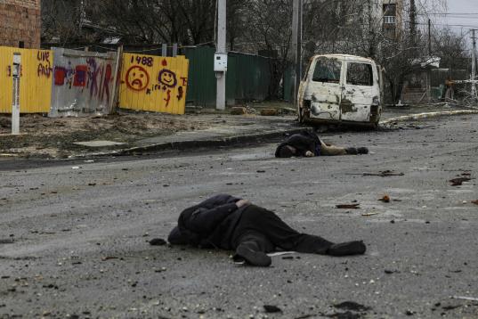 Cadáveres de civiles ucranianos, algunos maniatados, en Bucha, a las afueras de Kiev