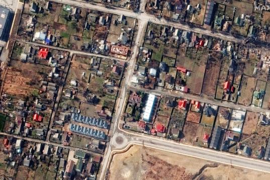 Vista aérea de la calle donde aparecieron los cadáveres de civiles ucranianos, en Bucha.