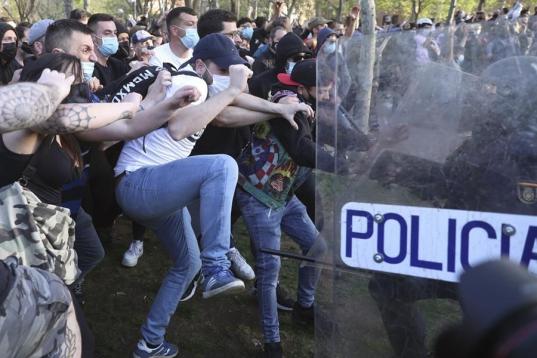 Enfrentamientos entre manifestantes y policías en Vallecas