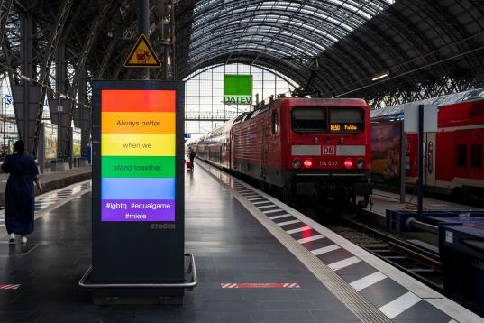 Mensajes en una estación de tren de Frankfurt