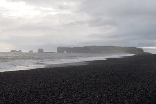 10. Black Sand Beach Vik (ISLANDIA)