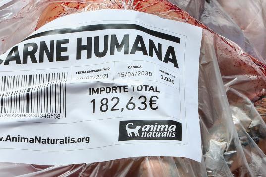 Activistas se desnudan y se 'envasan' contra el consumo masivo de carne
