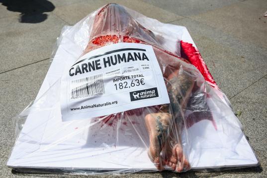 Activistas se desnudan y se 'envasan' contra el consumo masivo de carne