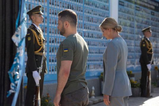 Volodimir Zelenski y su esposa Olena rinden honores a los caídos en un homenaje en Kiev