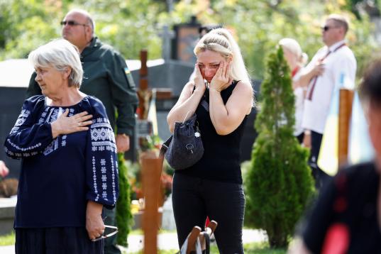 Lágrimas de los familiares en el homenaje a los caídos por Ucrania en el Día de la Independencia