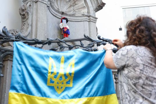 No solo es Ucrania: Bruselas celebra el Día de la Independencia con su célebre Manneken Pis, vestido según la tradición ucraniana
