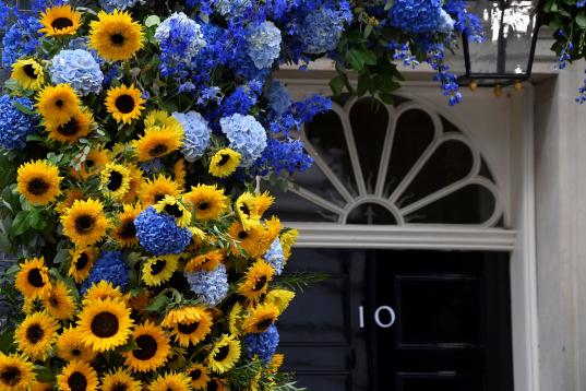 El 10 de Downing Street, residencia (aún) de Boris Johnson en Londres, decorado con flores en honor a Ucrania