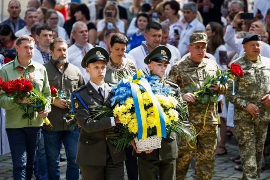 Ofrenda floral a los caídos por Ucrania en Leópolis