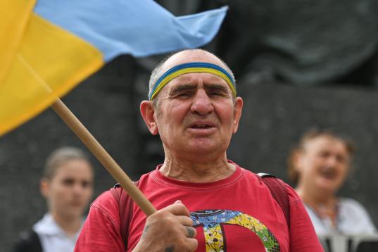 Oleh, un miembro de la diáspora ucraniana, en una de las concentraciones por el Día de la Independencia