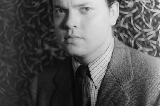 El 30 de octubre de 1938, Orson Welles emitió en la radio una adaptación del libro de ciencia ficción La Guerra de Los Mundos. Quienes no escucharon la introducción, en la que se avisaba de ello, pensaron que la tierra se encontraba bajo una...