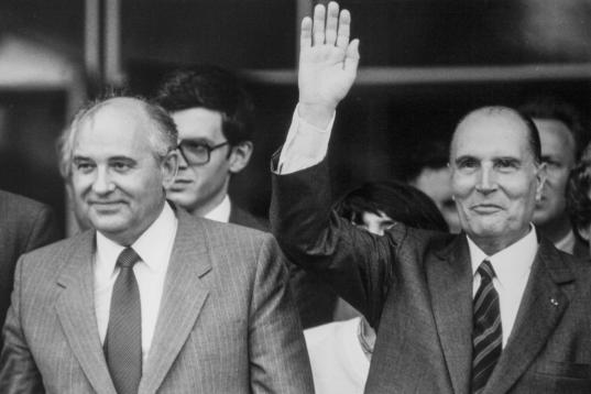 Con el presidente francés François Mitterrand (dcha.), en Moscú en julio de 1986
