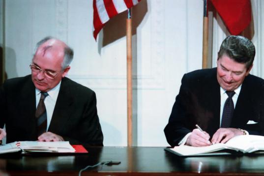 Mijail Gorbachov y Ronald Reagan firman en 1987 el Tratado sobre Fuerzas Nucleares de Rango Intermedio.