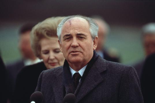 Mijail Gorbachov se despide de Reino Unido, ante Margaret Thatcher, tras completar una visita oficial en abril de 1989 y arrancarle a la reina Isabel el compromiso de una visita a la URSS.