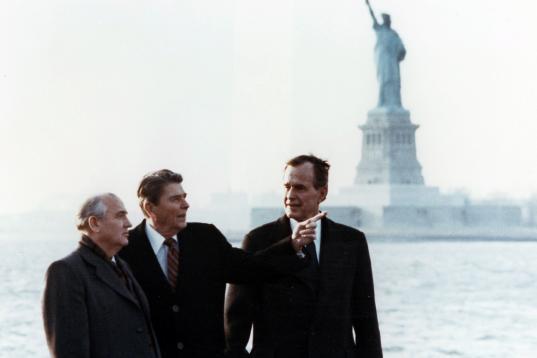 El presidente estadounidense Ronald Reagan con el vicepresidente George Bush y el líder ruso Mijail Gorbachvv. 