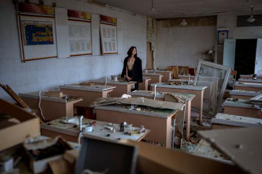 Khrystyna Ignatova, de 16 años, mira lo qque queda en pie de su aula, en la escuela Chernihiv. 