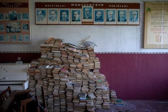 Libros ucranianos y rusos, apilados en un colegio. 