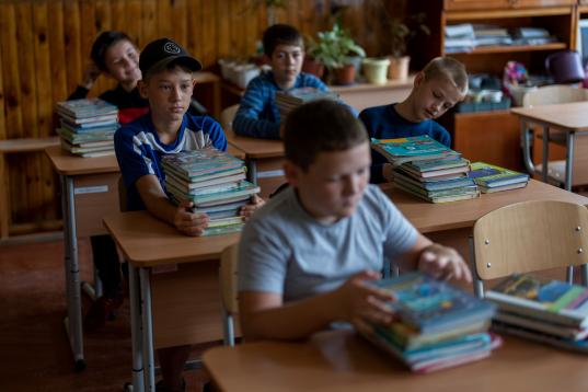 Estudiantes en una clase aún en pie en el Mykhailo-Kotsyubynske.