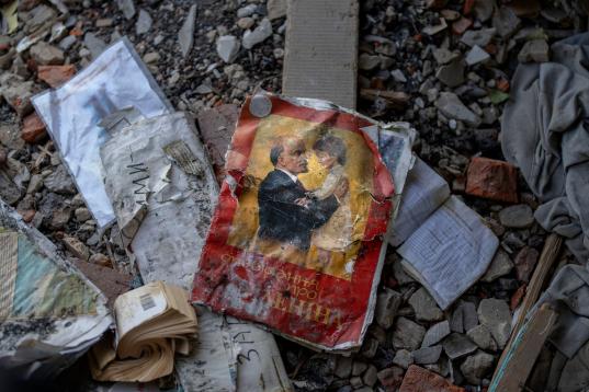 Un libro destrozado, con un retrato de Lenin. 