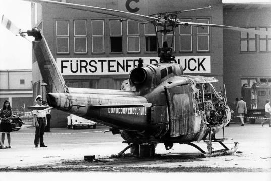 Helicóptero destrozado en la base de Fürstenfeldbruck, en el que habían sido trasladados los secuestradores y sus rehenes. 