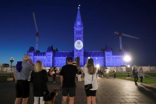 La fachada del edificio del Parlamento canadiense y la Torre de la Paz, en Ottawa, iluminada en honor a Isabel II.REUTERS/Patrick Doyle