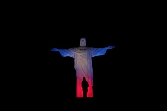 El Cristo Redentor de Brasil, con los colores de la bandera británica.