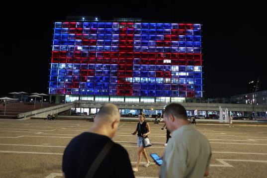 El Ayuntamiento de Tel Aviv (Israel), con las luces iluminando la Union Jack en su fachada.